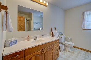 Chuveiro/banheira combinados, secador de cabelo, toalhas de banho 