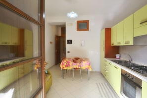 Fridge, oven, stovetop, cookware/dishes/utensils
