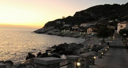 Romantic cottage on the coast of the sun at 80 m from the sea loc. Chiessi