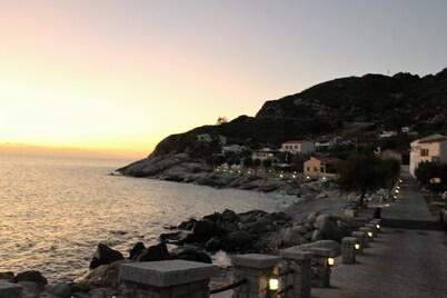 Romantic cottage on the coast of the sun at 80 m from the sea loc. Chiessi