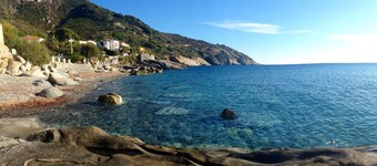Romantic cottage on the coast of the sun at 80 m from the sea loc. Chiessi