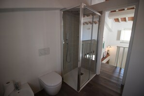 Een douche, een haardroger, een bidet, handdoeken