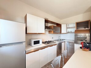 Frigorifero, microonde, forno, piano cottura