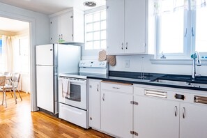 Fridge, microwave, oven, dishwasher - Nelson Inn - Heritage B (Sheridan)