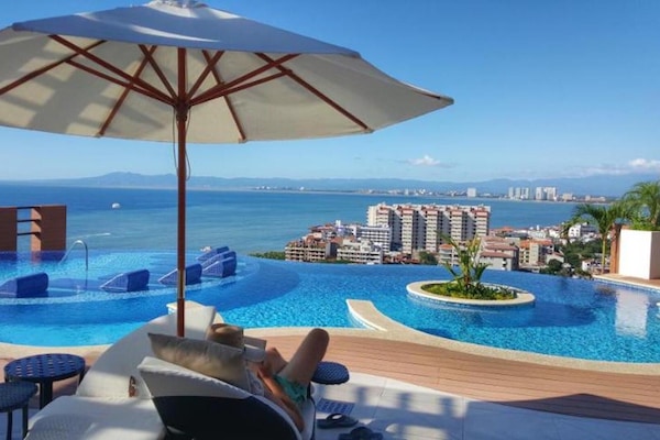 rooftop infinity pool...amazing view!