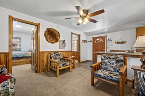 Interior - Sparkling Clean Cabin Thirty Minutes to Mt Rushmore - In Rapid City On Canyon Lake Thirty Minutes from Mt Rushmore (Rapid City)