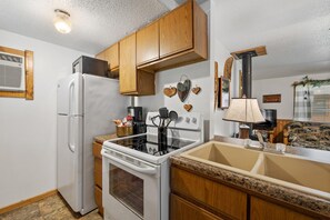 Frigorifero, microonde, forno, piano cottura