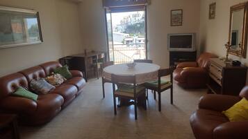 TV, lettore DVD, impianto stereo