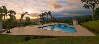 GOLF LIBRE, COMUNIDAD CERRADA, VISTAS HERMOSAS DEL OCÉANO, DE LA MONTAÑA Y DE LA SELVA