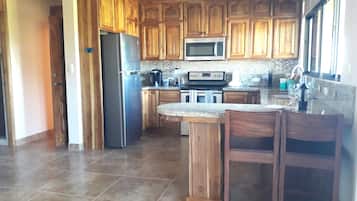 雪櫃、微波爐、焗爐、爐具