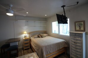 1 bedroom, iron/ironing board, travel cot, free WiFi - Cozy Studio/Flat Steps to Ocean745 1/2 - Sleeps 2, BBQ, Next to Belmont Park (San Diego)