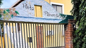 Una entrada con reja y un cartel que dice "Punto Palmarchitto".