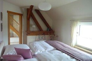 2 bedrooms, iron/ironing board, travel cot, free WiFi