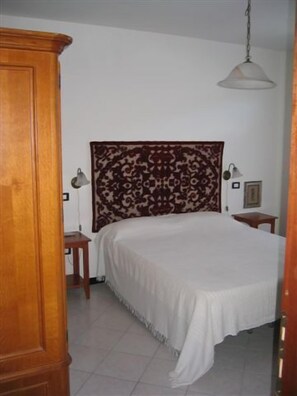 3 bedrooms, iron/ironing board, bed sheets