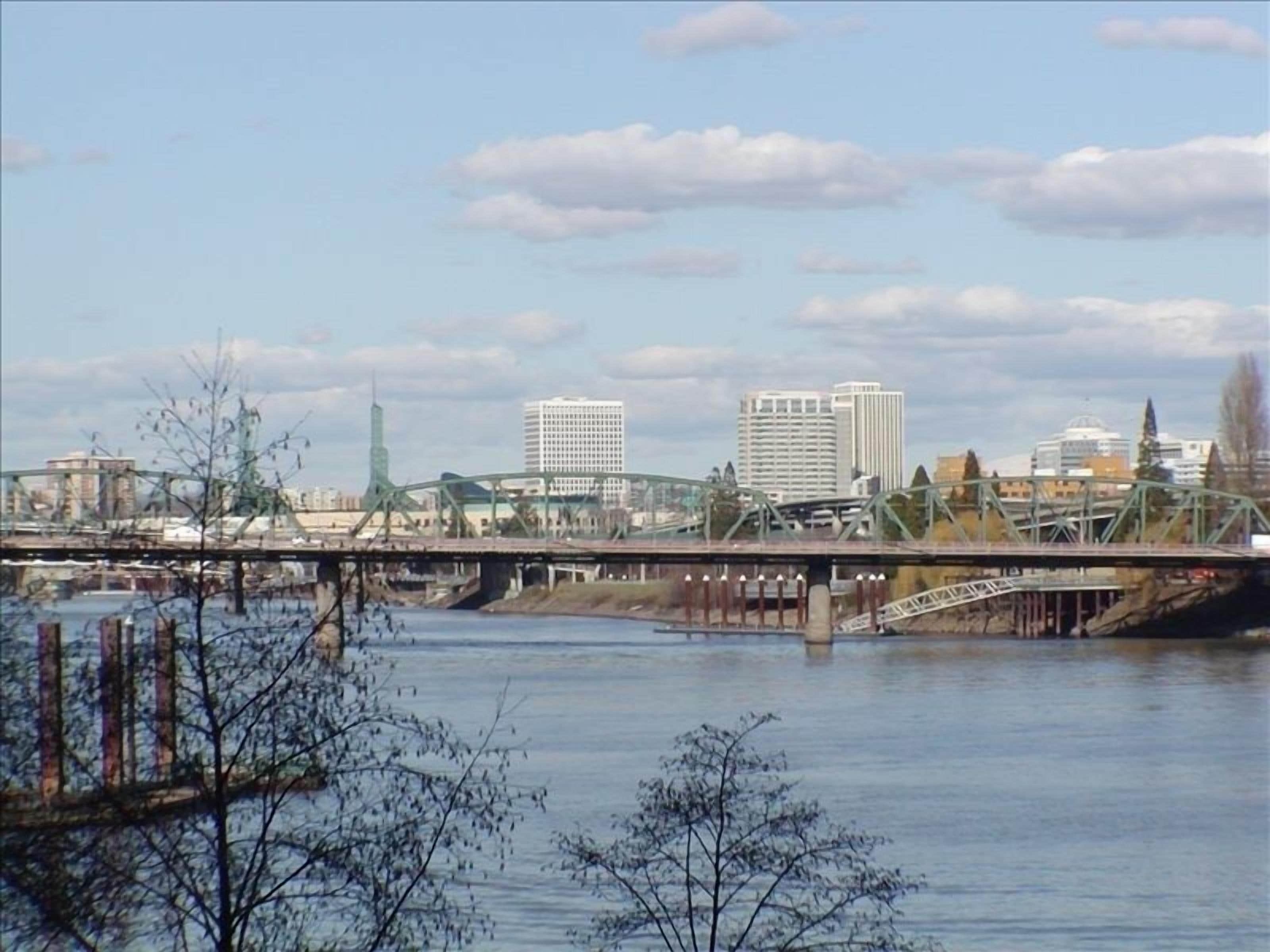 River Front Portland Oregon Condo $9000 a mo. Less than hotels!