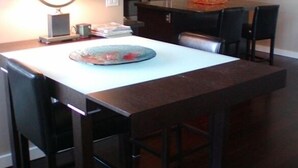 Een moderne keuken met een eethoek.