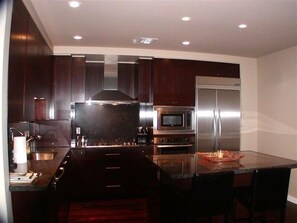 Een koelkast, een magnetron, een vaatwasser, een ijsmachine