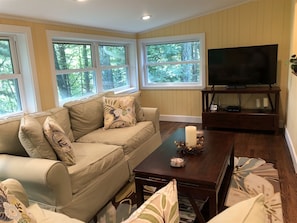 Smart TV, books - Horseshoe View Cabin: Pet-Friendly Highlands Home w/ Deck & Firepit Table (Highlands)