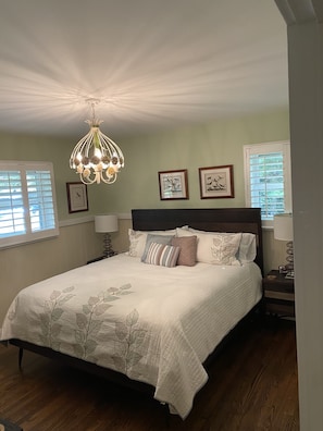 2 bedrooms, desk, iron/ironing board, travel crib - Horseshoe View Cabin: Pet-Friendly Highlands Home w/ Deck & Firepit Table (Highlands)
