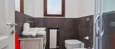 Een douche, een haardroger, een bidet, handdoeken