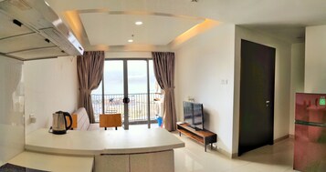 City Apartment (LOVINA 12-11) | Zona de estar | Smart TV de 43 pulgadas con canales por satélite, una televisión