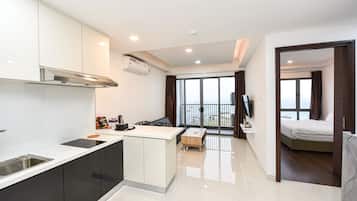 City Apartment (LOVINA 19-16) | Zona de estar | Smart TV de 43 pulgadas con canales por satélite, una televisión