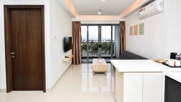 City Apartment (LOVINA 6-12) | Ruang tamu | 43 inci sebuah televisyen pintar dengan satelit, TV 