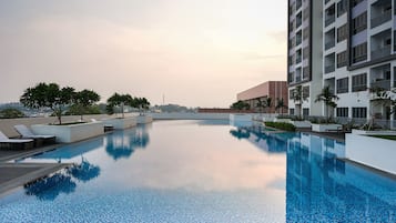 Una piscina al aire libre