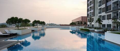 Una piscina al aire libre