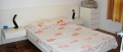 3 habitaciones y tabla de planchar con plancha