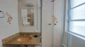 Shower, bidet - Beachfront apartment in Pitangueiras - 1 suite (Guarujá)