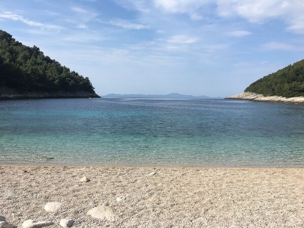 Nära stranden och solstolar