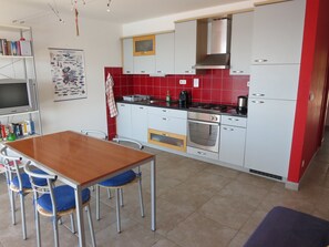 Kylskåp, spishäll, diskmaskin och kaffe- och tebryggare