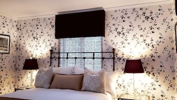 4 habitaciones, tabla de planchar con plancha, wifi y ropa de cama