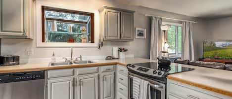 Frigorifero, microonde, forno, piano cottura