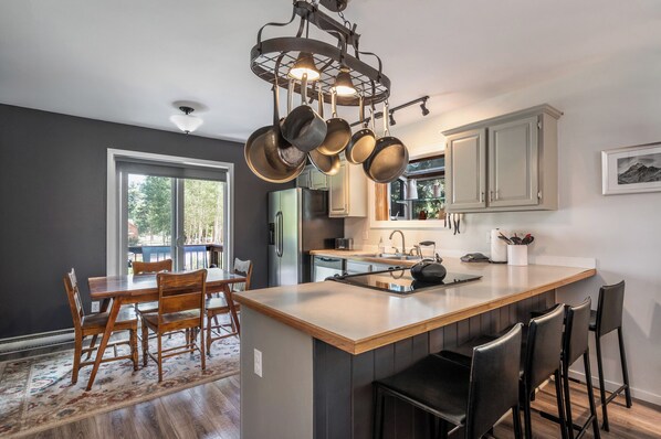 Fridge, microwave, oven, stovetop - 2BR HOME - DOGS OK! - 1 BLOCK OFF MAIN ST - 6 MI TO SKI - ON 10 MILE CREEK (Frisco)