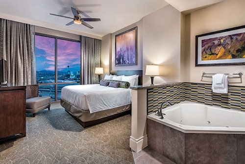 ラグジュアリー2 BR 2バスラスベガスコンドミニアムキッチン付き、プール、24時間365日無料ストリップまで