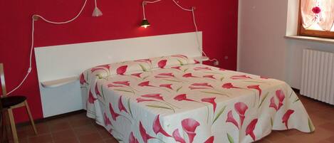 1 slaapkamer, een strijkplank/strijkijzer, wifi, beddengoed