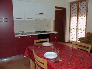 Kühlschrank, Ofen, Herdplatte, Mixer