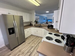 Fridge, microwave, oven, stovetop - Masters Week Rental 3.85 Miles from Course (Augusta)
