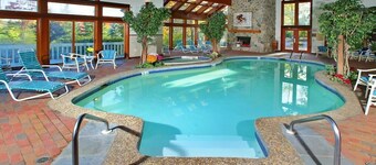 River Ellis Chalet: Cozy Chalet w private Jacuzzi & access to Swimming Pool 