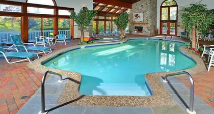 River Ellis Chalet: Cozy Chalet w private Jacuzzi & access to Swimming Pool