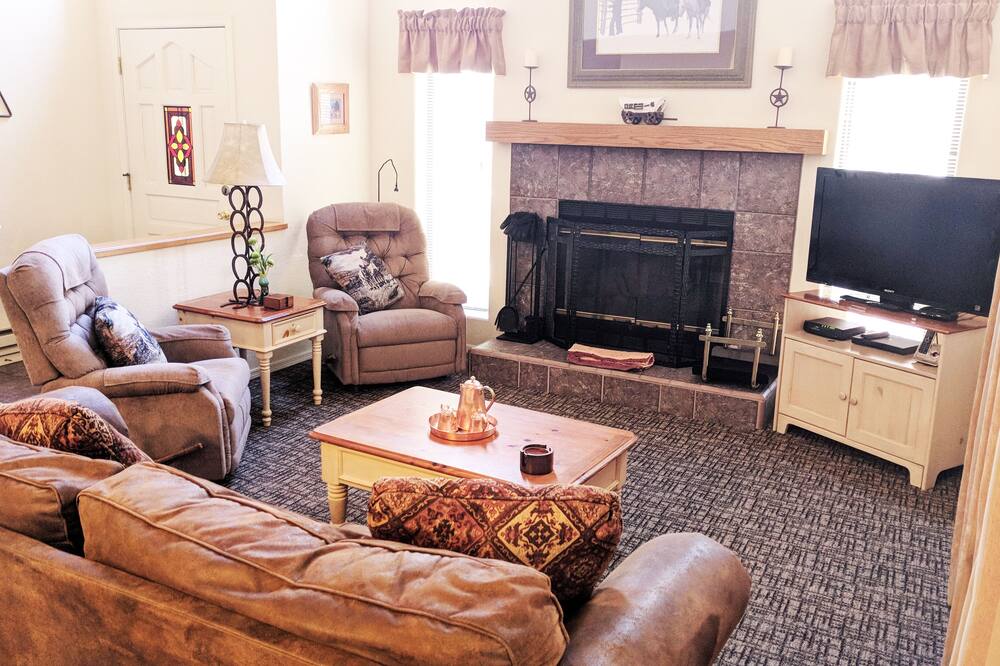 Quality Hill Resort Villa, luxury town home nestled among the tall pines