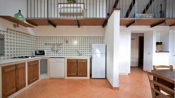 Een koelkast, een magnetron, een oven, een kookplaat