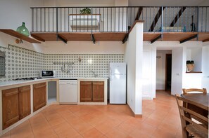 Een koelkast, een magnetron, een oven, een kookplaat