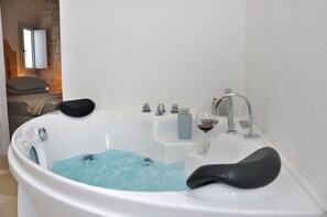 Een douche, een bubbelbad, een haardroger, handdoeken