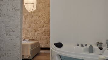 Dusche, Whirlpool, Haartrockner, Handtücher