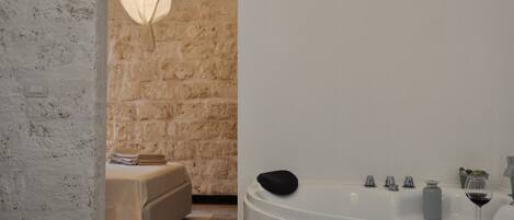 Dusche, Whirlpool, Haartrockner, Handtücher