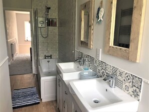 Combined shower/tub, hair dryer, towels