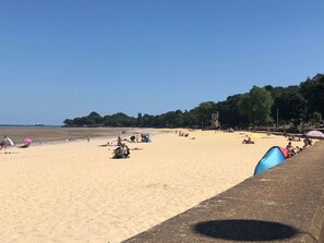 بالقرب من الشاطئ